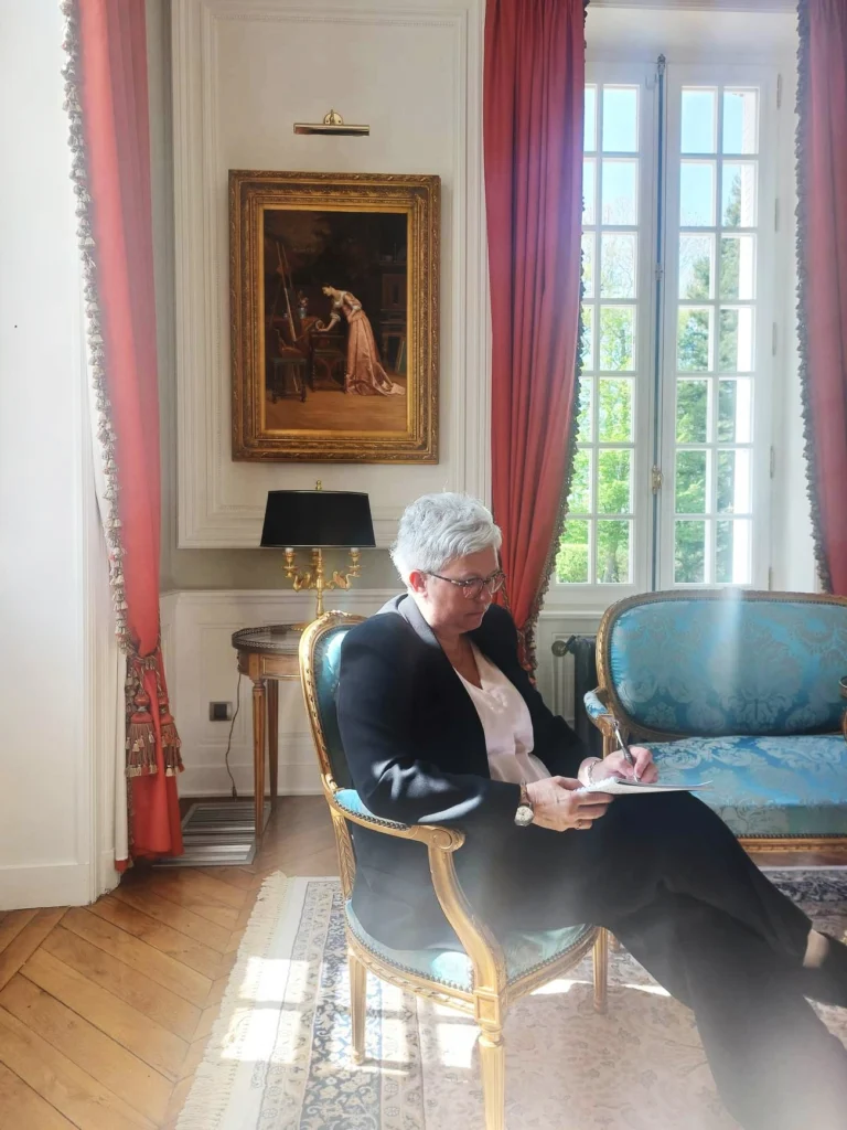 Nathalie LONGEFAY en train d'écrire une cérémonie laïque